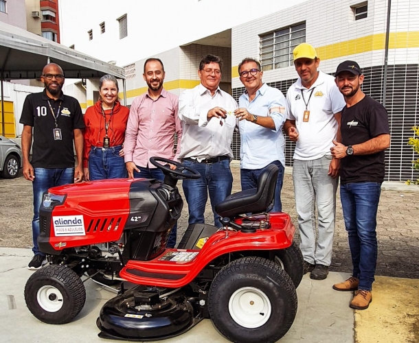 Alianda doa trator que cuidará dos gramados do CT