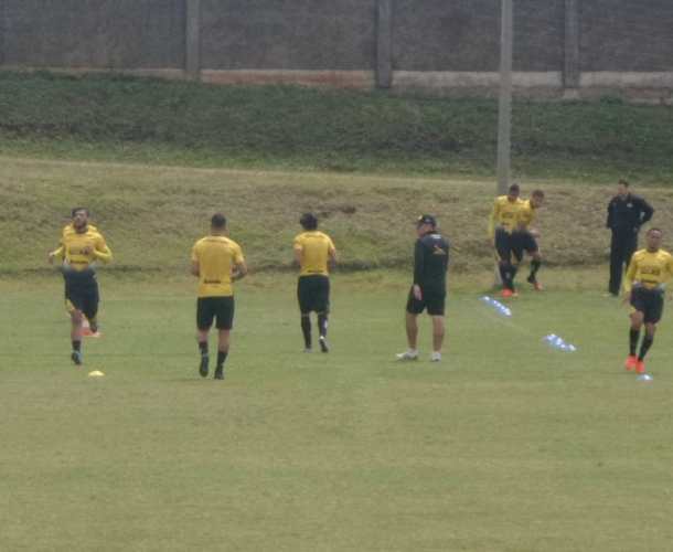 Após vitória, grupo treina no CT