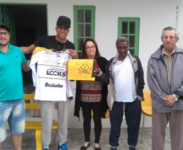 Asilo Feistauer recebe visita especial