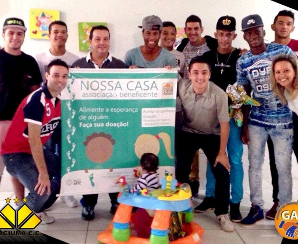 Atletas da base visitam Nossa Casa