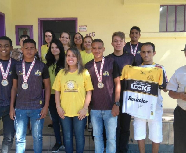 Atletas do Sub-17 visitam Casa Maria Tereza