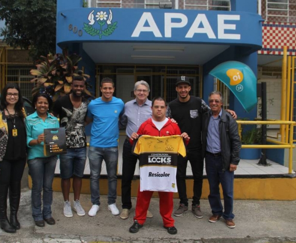 Atletas do Tigre visitam a Apae