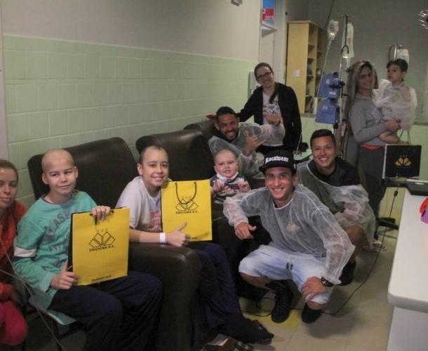 Atletas do Tigre visitam oncologia infantil