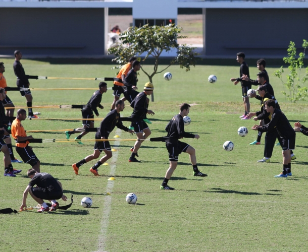 Atletas fazem atividade de força no CT