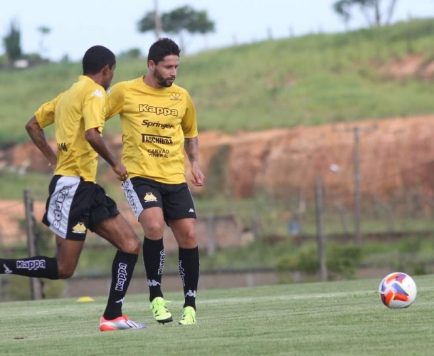 Atletas fazem primeiro trabalho com bola