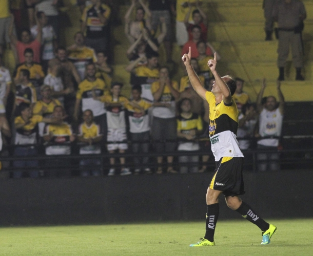 Baier dedica gol aos companheiros