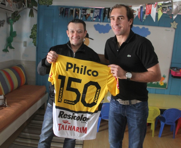 Baier entrega camisa a vencedor de sorteio