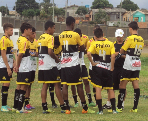 Base encara o Lanus da Colômbia na Argentina