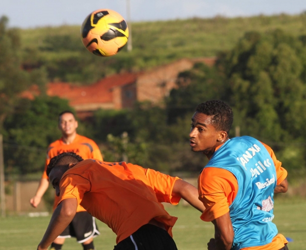 Caio Júnior comanda trabalho técnico tático