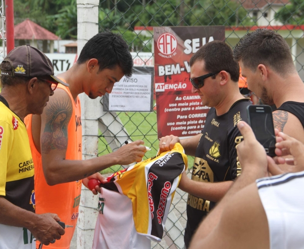 Carinho da torcida em treino