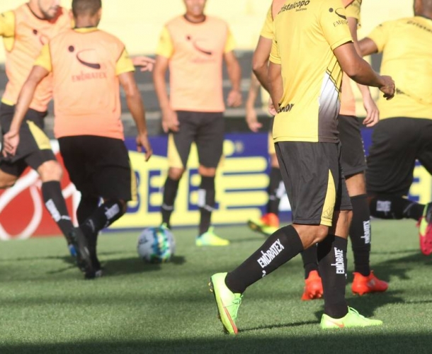 Cavalo relaciona 23 jogadores