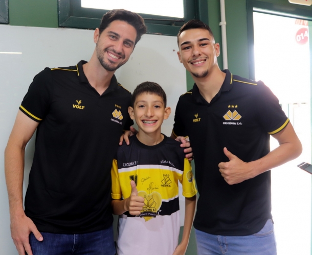 Claudinho e Matheus Mancini visitam o Colégio Unesc