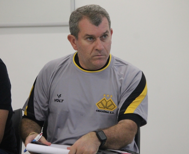 Comissão técnica e staff do Tigre fazem reunião no CT