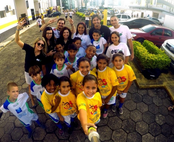 Crianças do Bairro da Juventude entregam flores