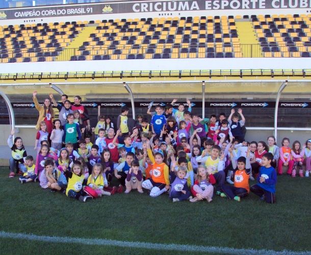 Crianças visitam o estádio Heriberto Hülse