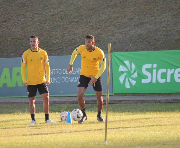 Criciúma e Chapecoense duelam pela 31ª rodada