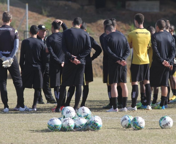Criciúma encara o Atlético-GO