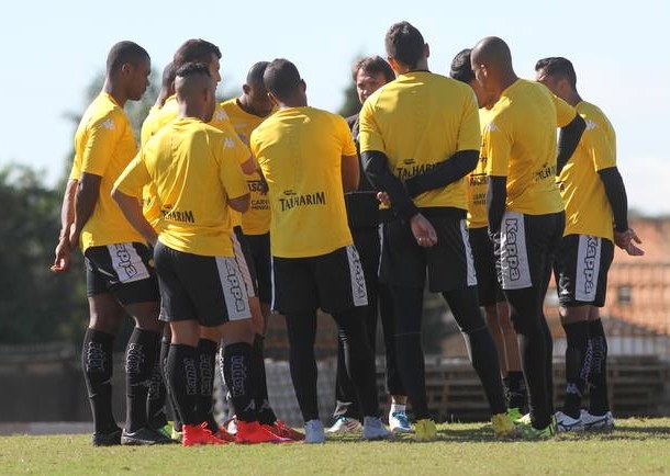 Criciúma enfrenta o Botafogo no Rio