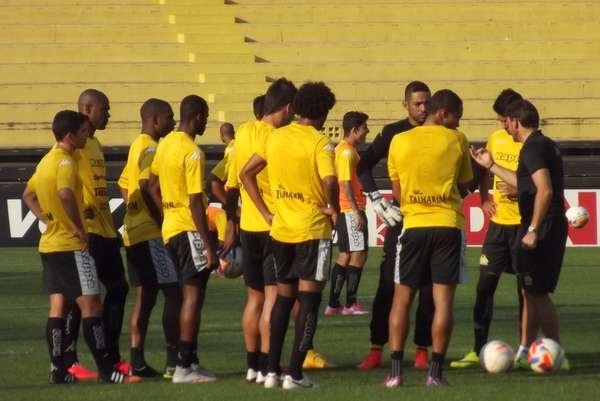 Criciúma enfrenta o Náutico no Majestoso