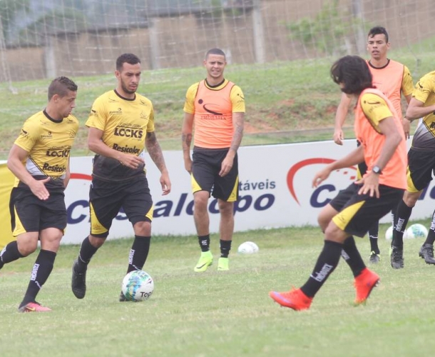 Criciúma enfrenta o Paraná