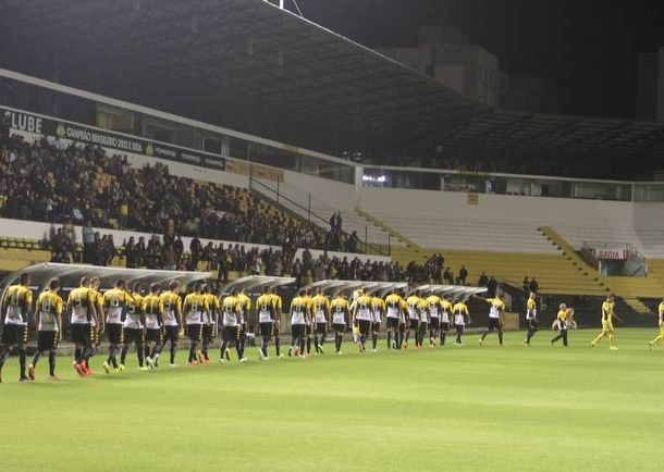 Criciúma festeja aniversário e apresenta time para a torcida