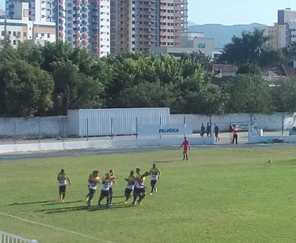 Criciúma goleia e lidera no Sub-17