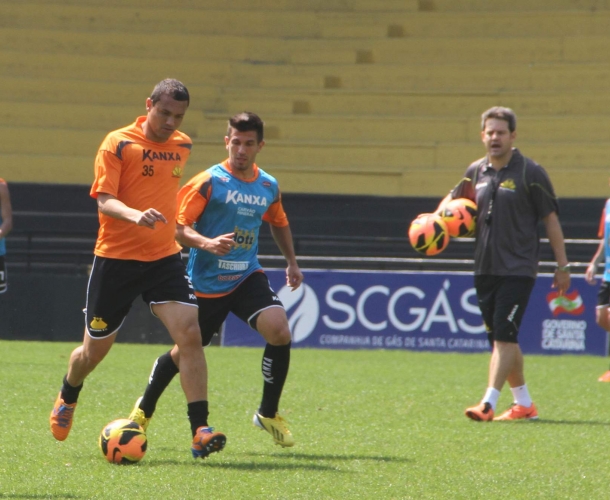 Criciúma joga contra o Goiás