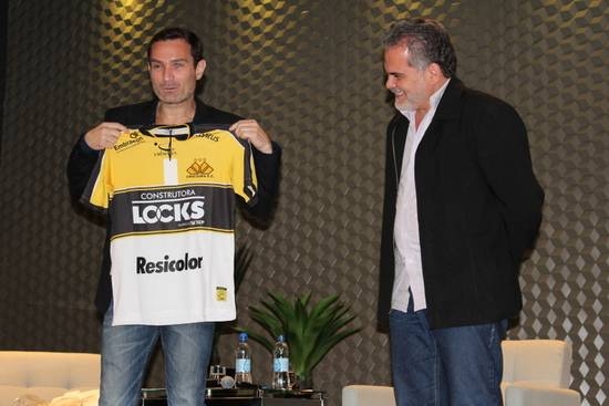 Presidente do UFC Brasil recebe camisa do Criciúma