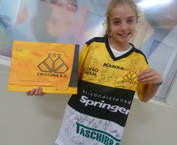 Criciúma presenteia torcedora que desenhou numeração do uniforme