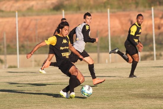 Criciúma realiza treino tático e de chutes a gol