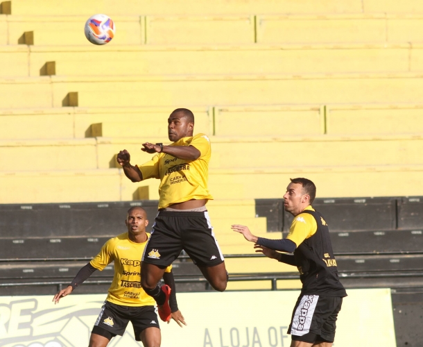 Criciúma recebe o Oeste (SP)