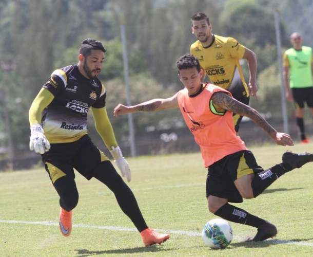 Criciúma trabalha parte técnica e tática no CT