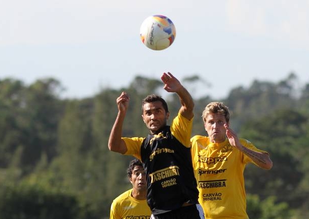 Criciúma treina e viaja a Recife