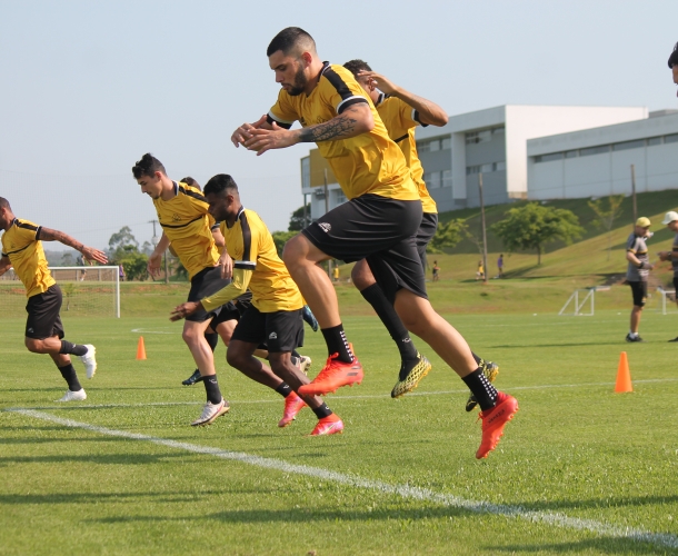 Divido em dois grupos, Tigre treina no CT