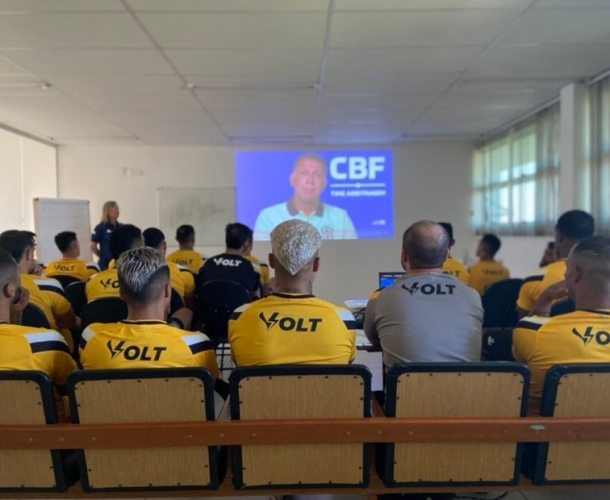Elenco assiste palestra de arbitragem antes do Brasileiro