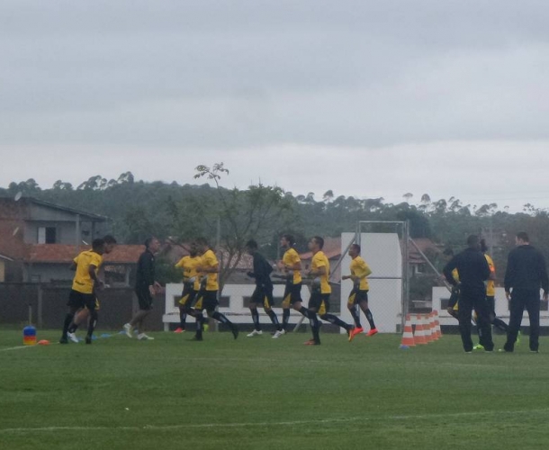 Elenco carvoeiro intensifica trabalho físico