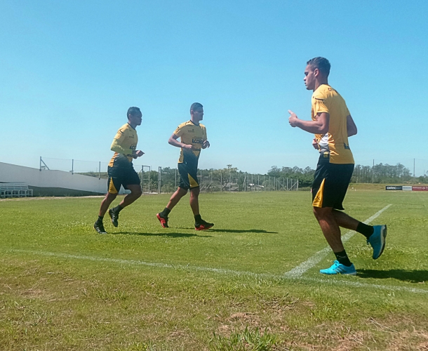 Elenco carvoeiro trabalha parte física