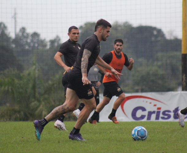 Elenco chega de viagem e treina no CT 