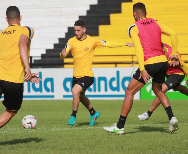 Elenco faz treino tático no Majestoso