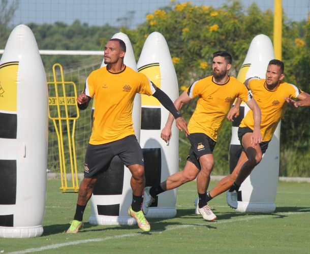 Elenco faz treino técnico e tático