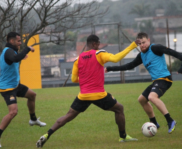 Elenco se reapresenta após a vitória