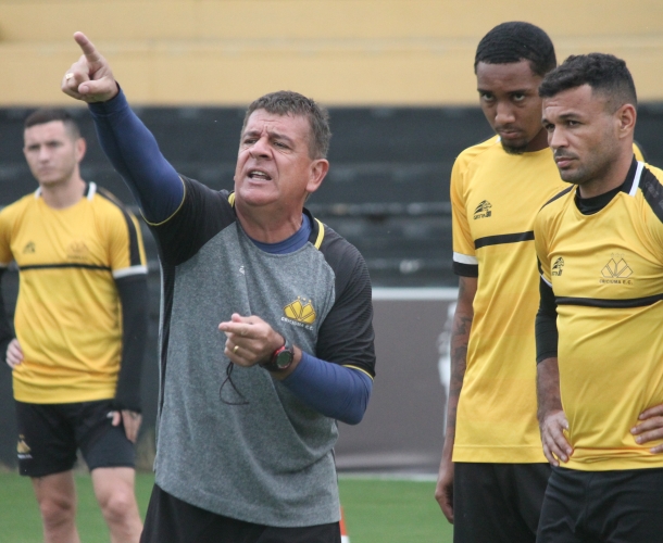 Elenco treina no Heriberto Hülse