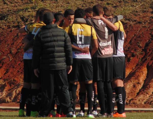 Em Blumenau, Base encara o Metropolitano