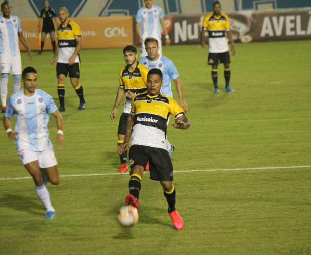 Empate em Londrina na estreia