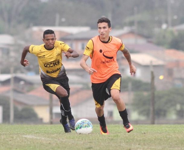 Equipe realiza treino técnico e tático