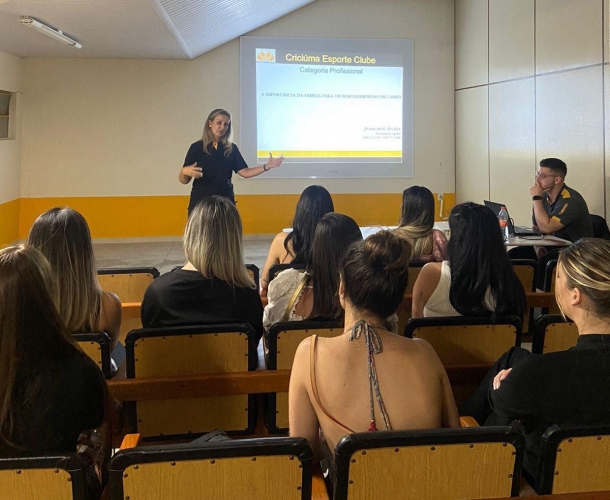 Esposas dos atletas participam de palestra no clube