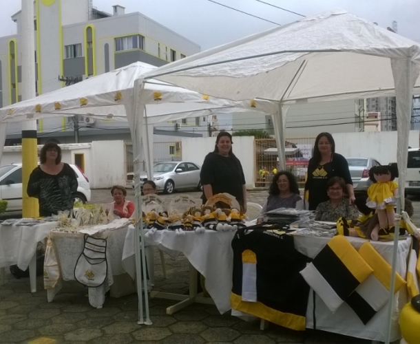 Feira movimenta o pátio do Heriberto Hülse 