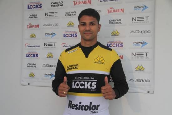 Ferron é apresentado oficialmente