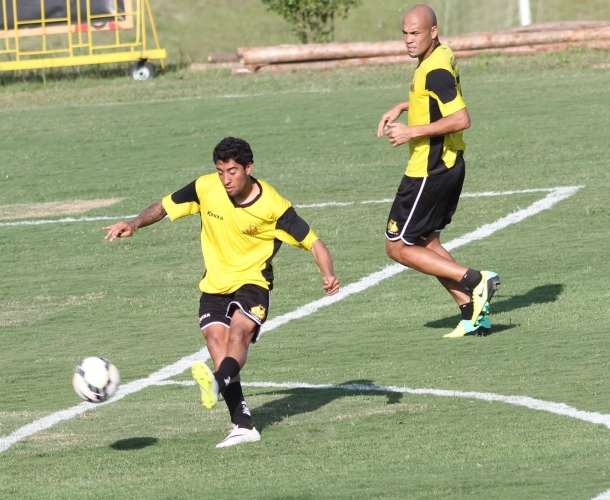 Forte treino físico e técnico no CT