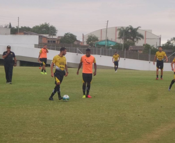Grupo carvoeiro realiza treino tático no CT